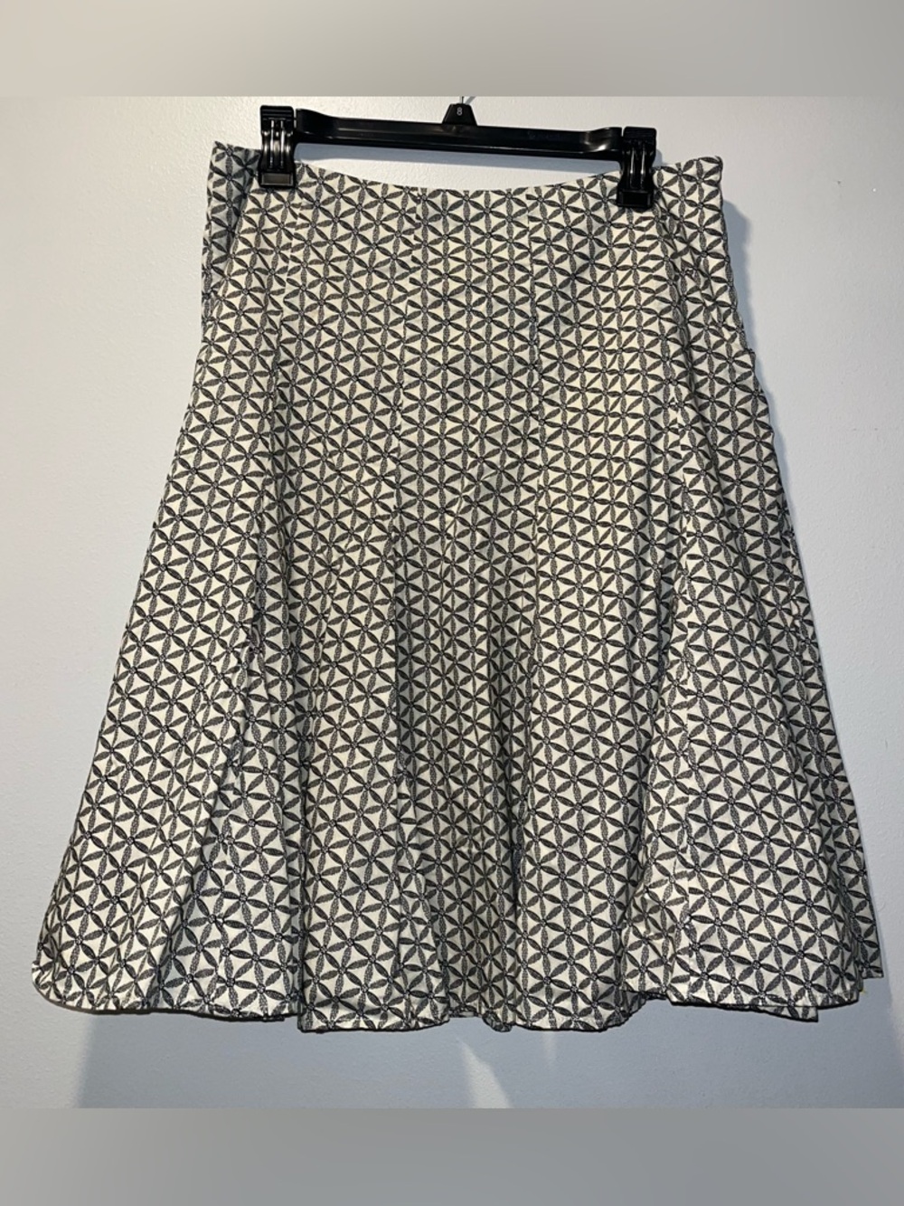 EUC Classic GAP A-Line Cream and Black Geometric Skirt - Size 4 - Picture 3 of 9
